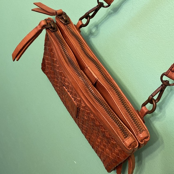 I Malatesta Woven Leather Camel Folding Shoulder Bag - Picture 2 of 16